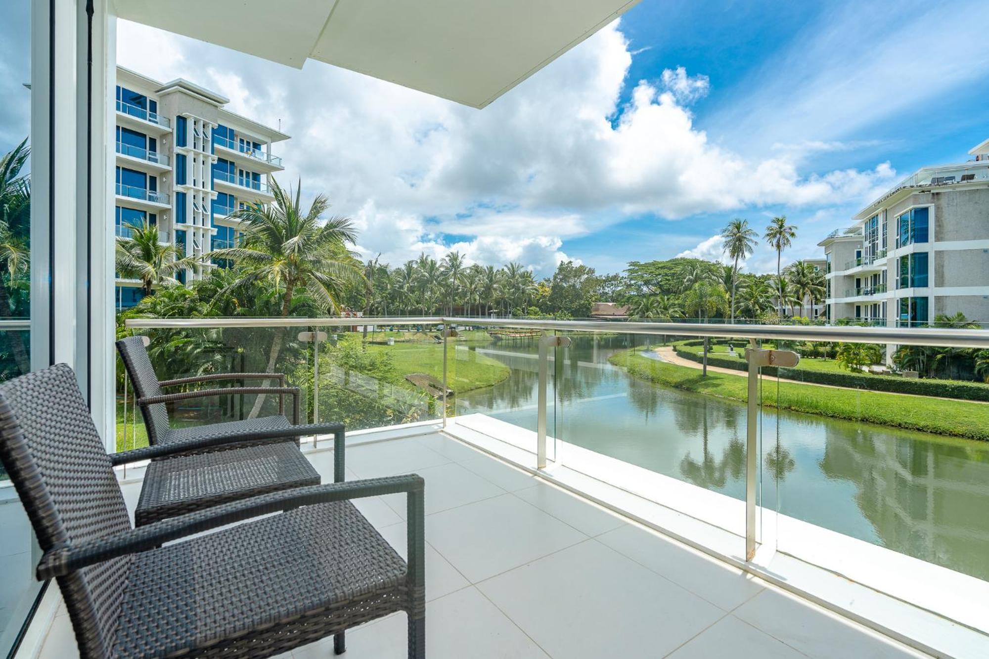 Splash Beach Resort, Maikhao Phuket - Sha Extra Plus Maikhau-part Kültér fotó Balcony of a condominium