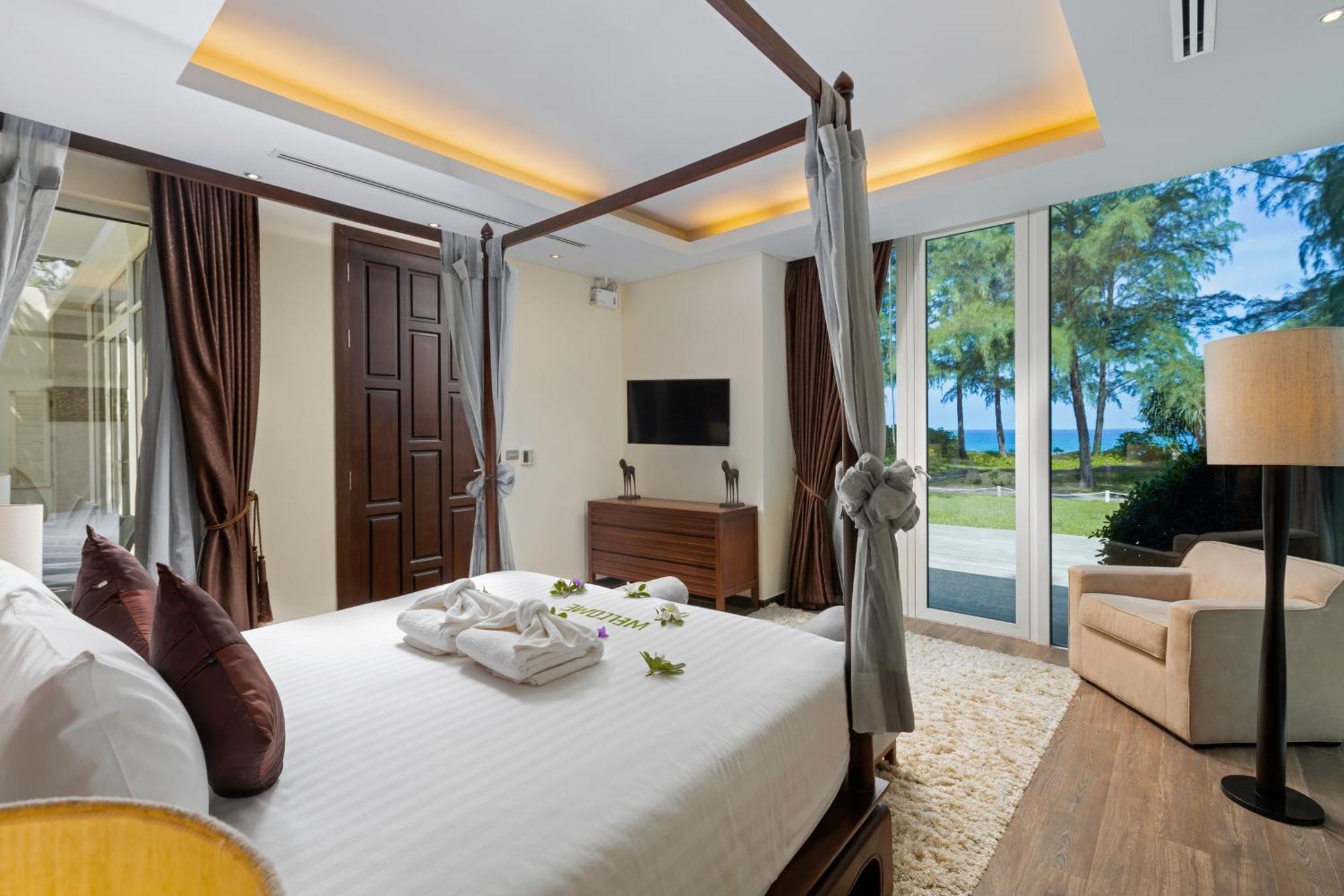 Splash Beach Resort, Maikhao Phuket - Sha Extra Plus Maikhau-part Kültér fotó A bedroom at the resort