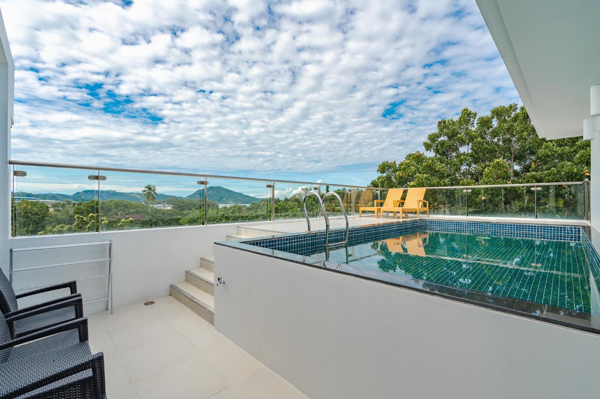 Splash Beach Resort, Maikhao Phuket - Sha Extra Plus Maikhau-part Kültér fotó The rooftop pool at the hotel