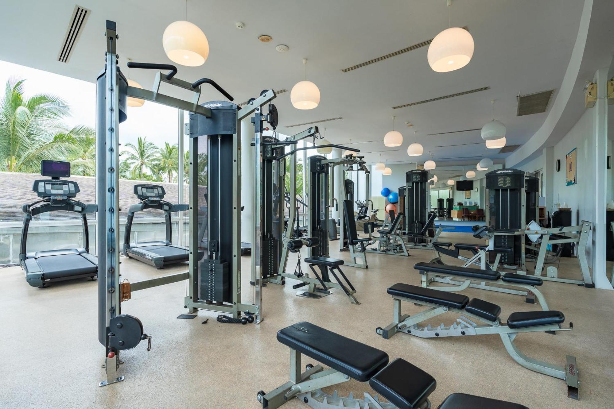 Splash Beach Resort, Maikhao Phuket - Sha Extra Plus Maikhau-part Kültér fotó A gym at a resort