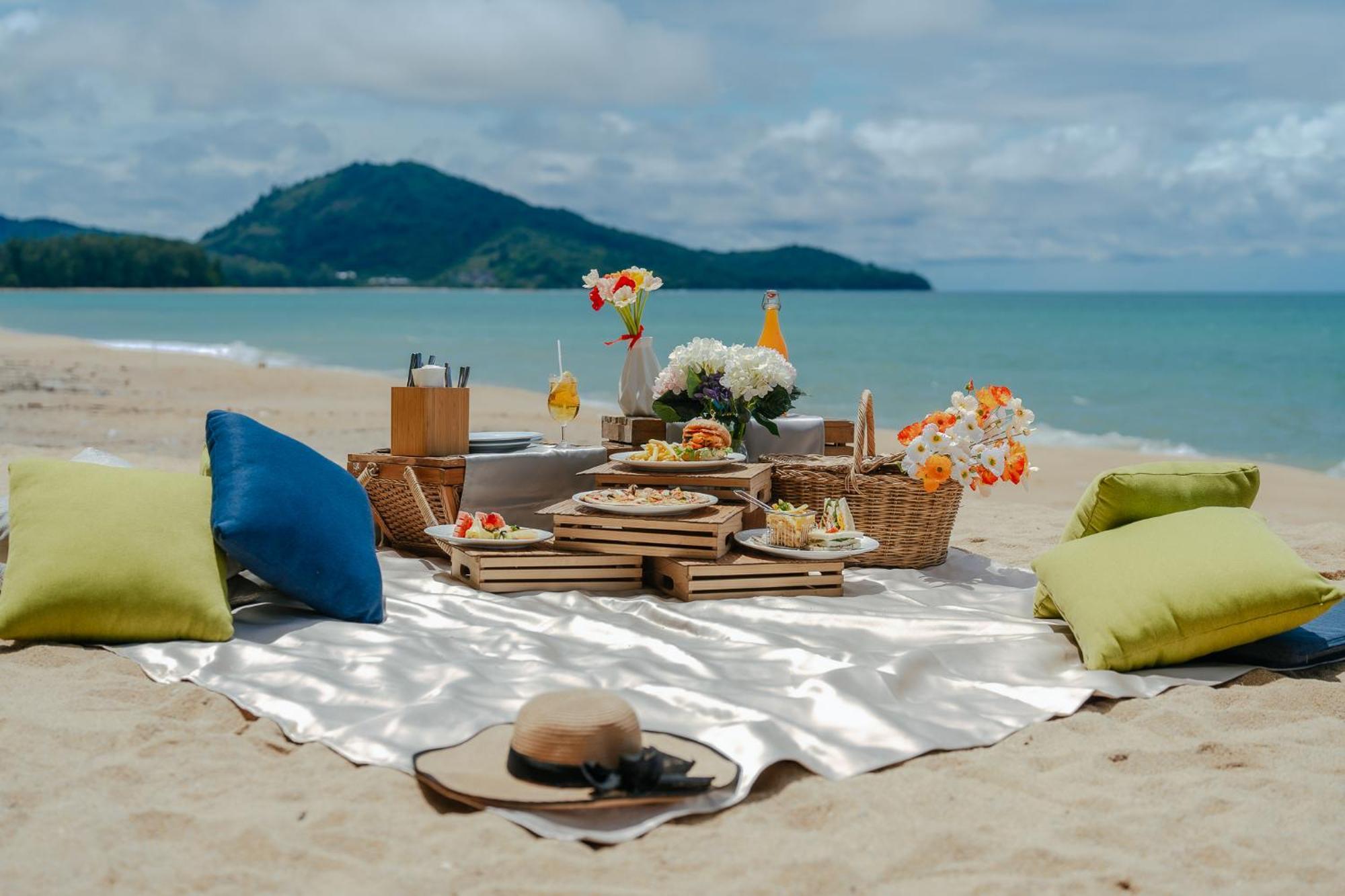 Splash Beach Resort, Maikhao Phuket - Sha Extra Plus Maikhau-part Kültér fotó A beach picnic