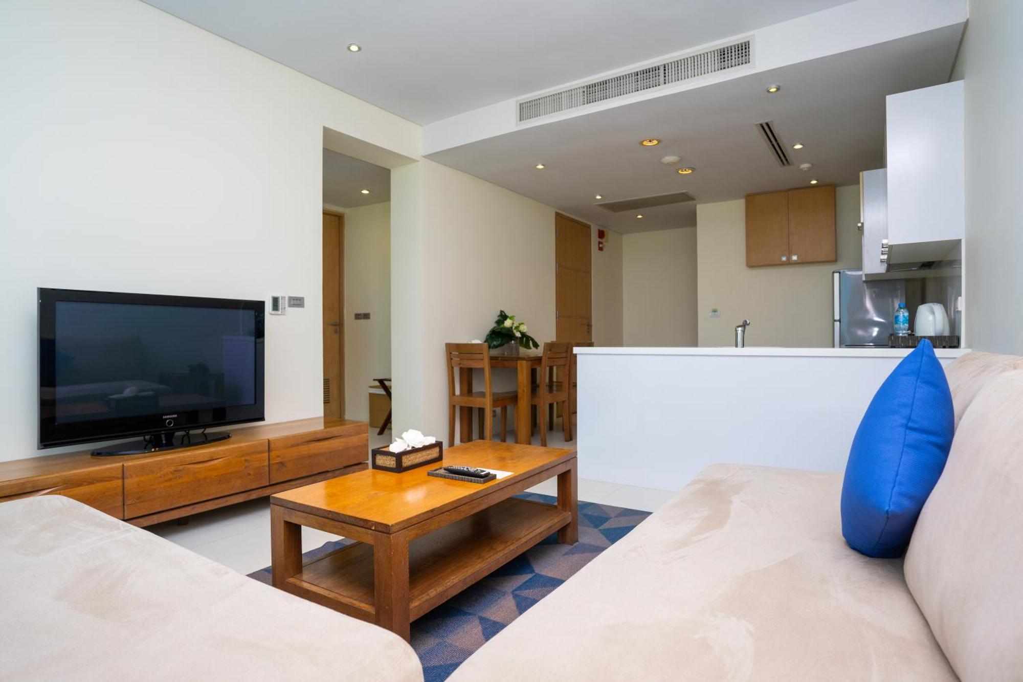 Splash Beach Resort, Maikhao Phuket - Sha Extra Plus Maikhau-part Kültér fotó A living room in a serviced apartment in Dubai, United Arab Emirates